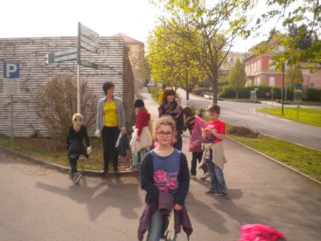 Alle Kinder helfen beim Frühjahrsputz