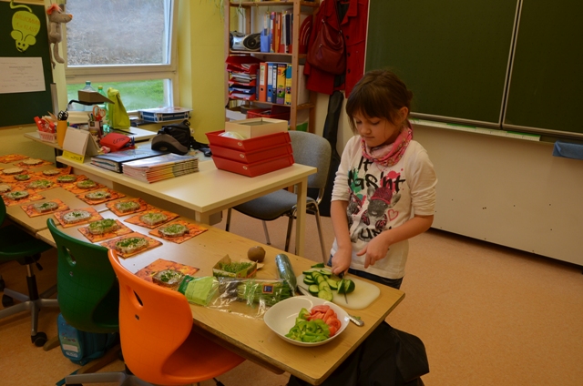 Zwei Muttis bereiten eine gesunde Jause für die Kinder der 1a Klasse