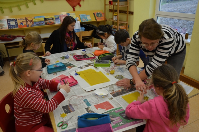 Eltern stellen mit den Kindern der 1a Weihnachtsbasteleien her
