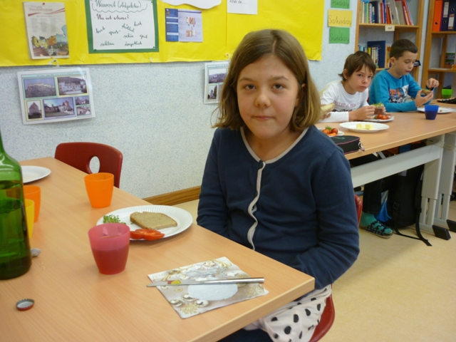 Die Kinder der 4b Klasse genießen die von den Eltern zubereitete Jause