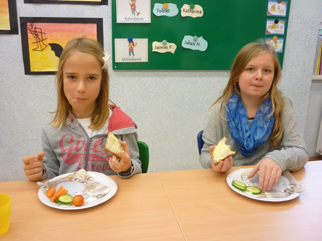 Die Kinder der 4b Klasse genießen die von den Eltern zubereitete Jause