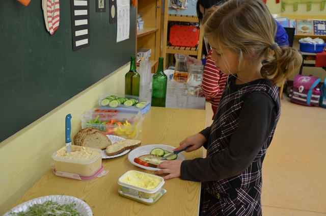 Eine gesunde Jause zubereitet von zwei Muttis für die Kinder der 1a Klasse
