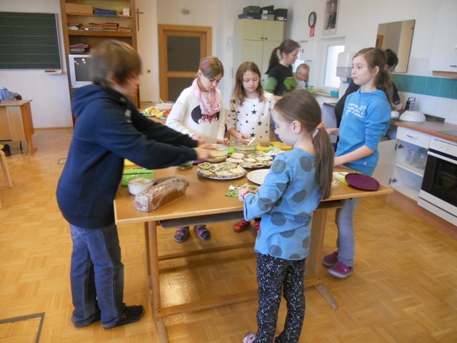 Beim Zubereiten einer leckeren Jause helfen die Kinder der 4a Klasse fleißig mit!