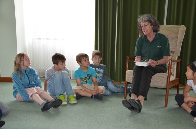 „Leseomi“ Frau Ritz liest den Kindern der Volksschule Märchen vor