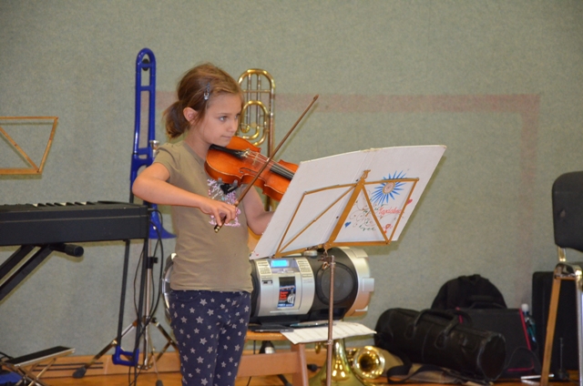 Die LehrerInnen und SchülerInnen der Musikschule stellen verschiedene Instrumente vor