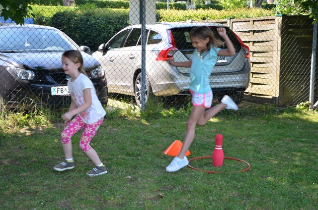 Die Bewegung auf der Wiese macht den Kindern der 1a Klasse großen Spaß