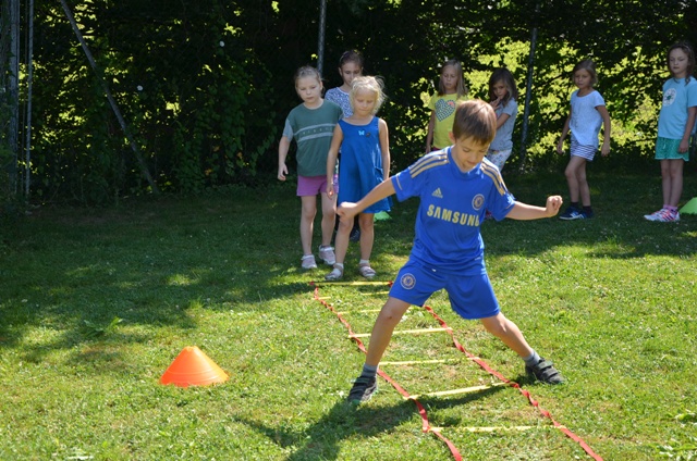 Die Bewegung auf der Wiese macht den Kindern der 1a Klasse großen Spaß