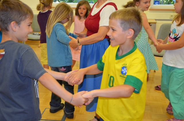 Die Kinder der Volksschule lernen Volkslieder und Volkstänze kennen