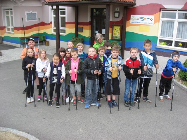 Die 3b Klasse beim Walken