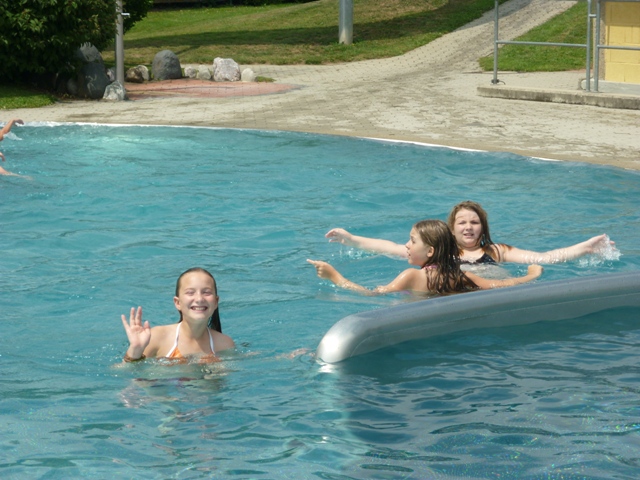 Die 4. Klassen im Freibad
