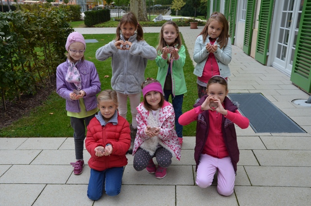 Die Kinder der 2a Klasse besuchen die Fotoausstellung des Projektes „Herzensweg“ von Frau Medebach