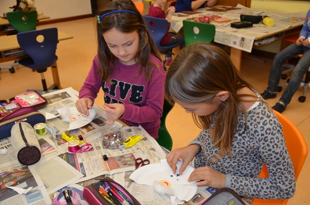 Eltern stellen mit den Kindern der 2a Klasse Weihnachtsbasteleien her