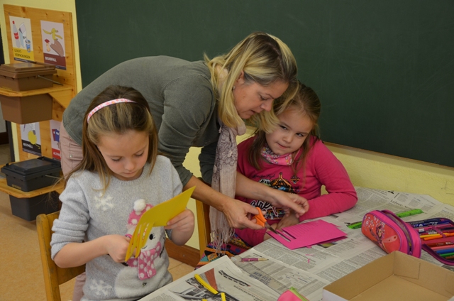 Eltern stellen mit den Kindern der 2a Klasse Weihnachtsbasteleien her