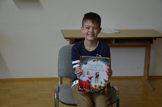 Kilian stellt den Kindern seiner Klasse ein Buch vor