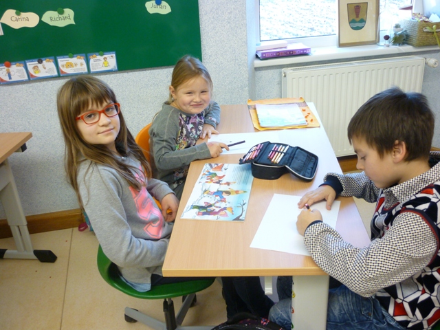 Die Kinder der 3a Klasse lesen den Kleinen der 1b Klasse ihre von daheim mitgebrachten Bilderbücher vor.