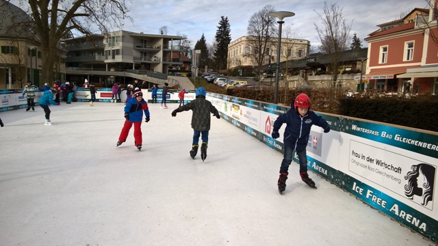 Das Eislaufen macht den Kindern der 3. Klassen Spaß