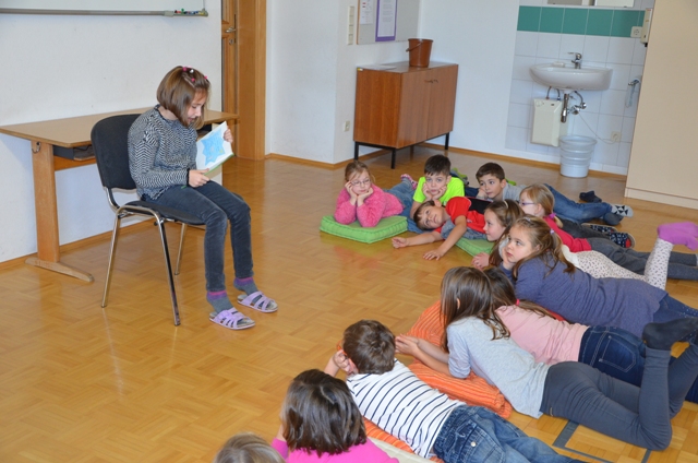 Eine Schülerin stellt der 2a ein Buch vor