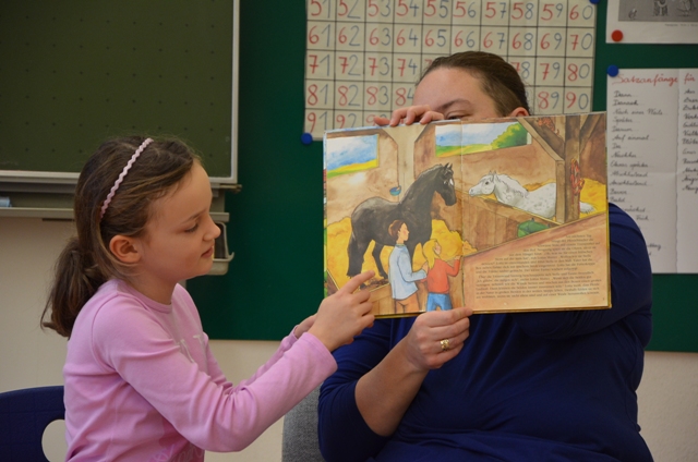Eine Schülerin stellt mit ihrer Mutti der 2a Klasse ein Buch vor