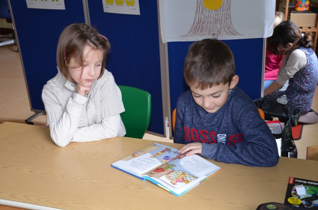 Die Kinder der 2a lesen den SchülerInnen der 1a vor