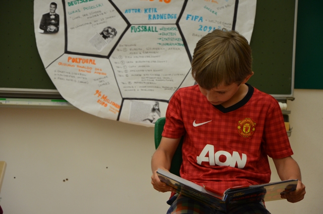 Ein musikalischer Fußballfan stellt der 2a mit seiner Mutti ein Buch vor, eine Mitschülerin unterstützt ihn mit der Flöte