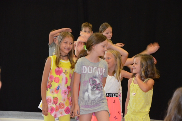 Ein lustiges Theaterstück von Schülern und Schülerinnen der NMS und Lieder, Tänze von mutigen Kindern der VS