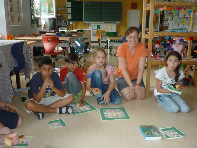 Frau Siegl liest den Kindern der 3a vor , bringt außerdem lustige Spiele und eine  süße Überraschung mit