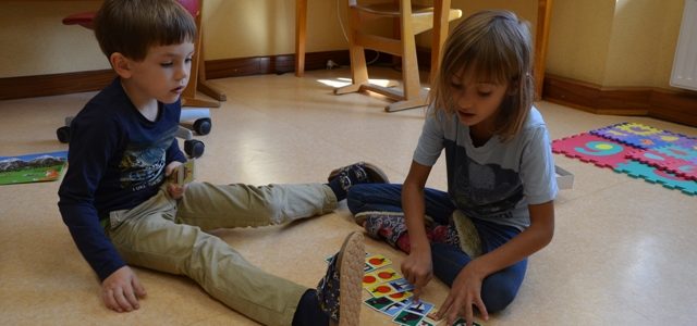 Die Kinder der 1. Klassen wiederholen Schwungübungen in Stationen