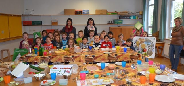 Zwei Bäuerinnen bereiten mit den Kindern der 1. Klassen eine gesunde Jause vor