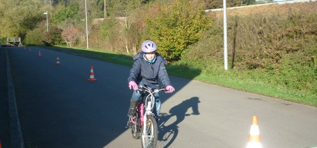 Die Kinder der 4.a bereiten sich auf die Radfahrprüfung vor