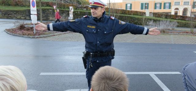 Verkehrserziehung für die 1. Klassen mit der Polizei