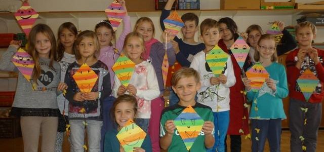 Die Kinder der 3a sind stolz auf ihre selbst gemachten Holzdrachen