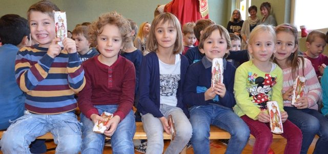 Der Nikolaus besucht die Kinder der Volksschule