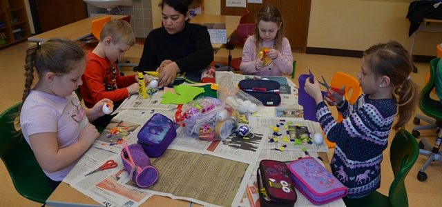 Die Kinder der 2b stellen Osterbasteleien her