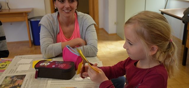 Osterbasteln der 1b Klasse mit den Eltern