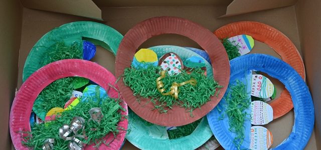 Die Kinder der 2. Klasse stellen mit einigen Muttis und einem Onkel Osterbasteleien her