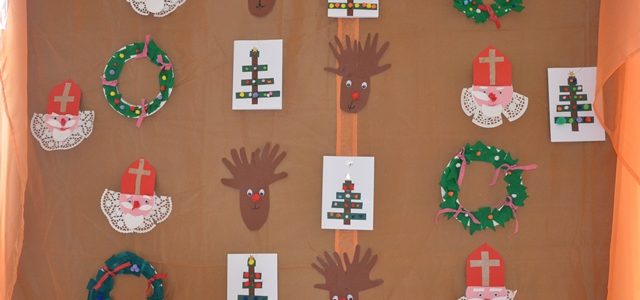 Kinder der 1b Klassen stellen mit den Eltern Weihnachtsbasteleien her