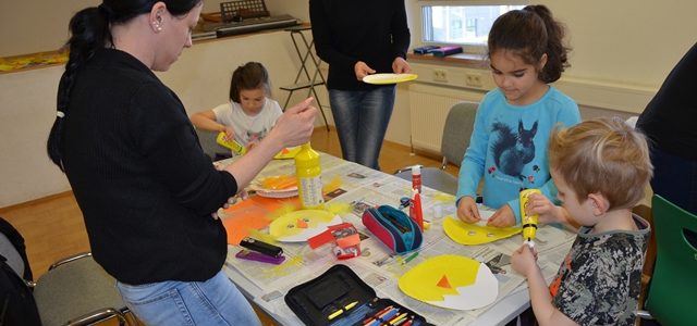 Die Kinder der 1b Klasse stellen Osterbasteleien mit den Eltern her