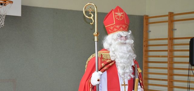 Der Nikolaus besucht die Kinder der Volksschule