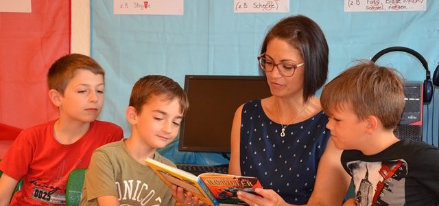 Ein Schüler der 2. Klasse stellt mit seiner Mutti ein spannendes Buch vor