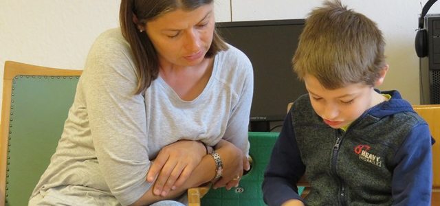 Ein Schüler der 2. Klasse stellt mit seiner Mutti ein spannendes Buch vor