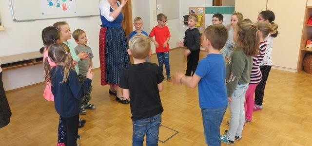 Die Kinder der 1b lernen steirische Lieder und Tänze